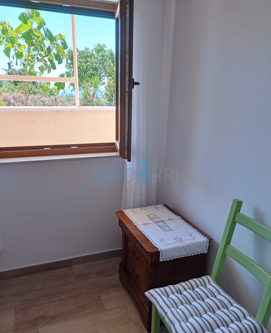 Crikvenica, Jadranovo, apartma 73 m2 v pritličju s pogledom na morje in velikim vrtom, prodamo