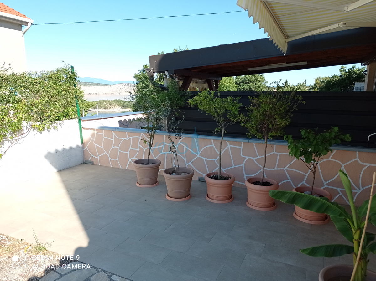 Crikvenica, Jadranovo, apartma 73 m2 v pritličju s pogledom na morje in velikim vrtom, prodamo