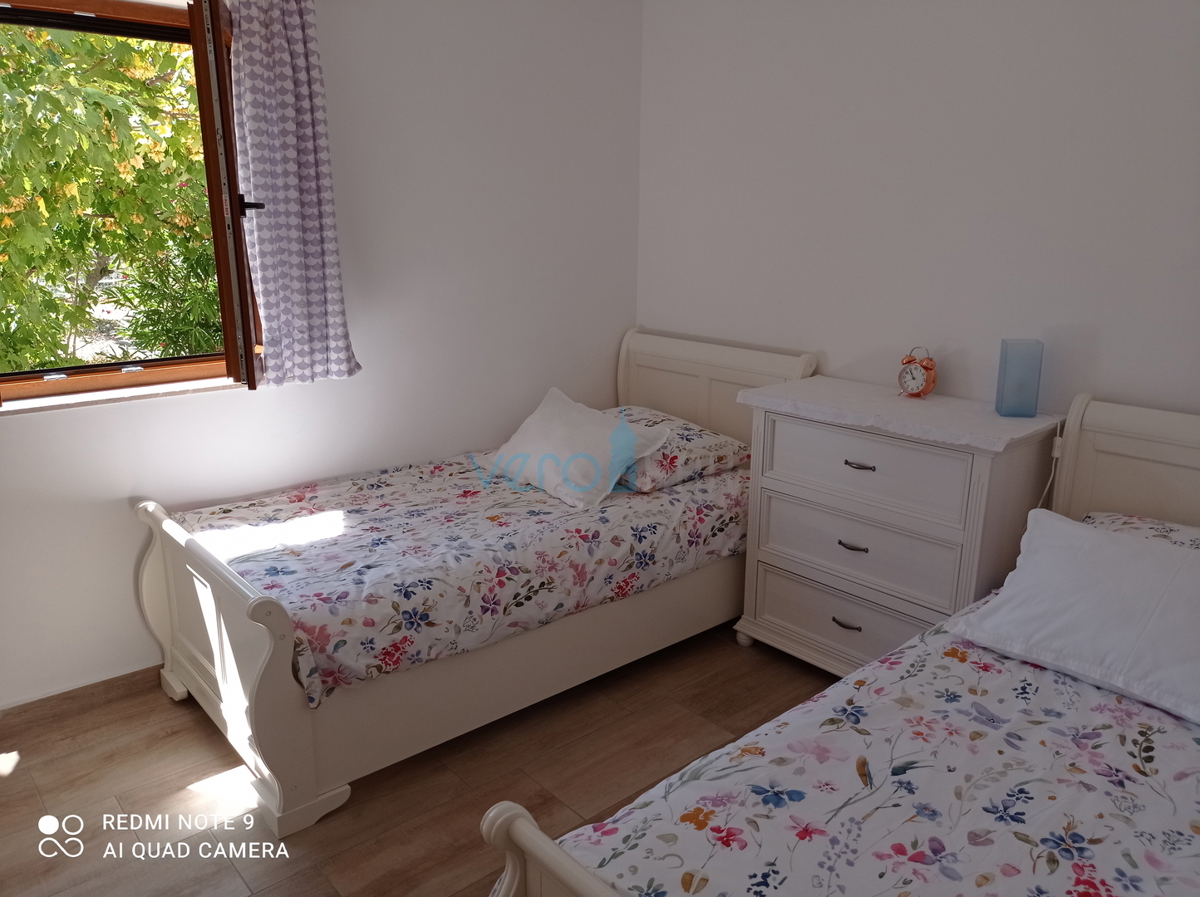 Crikvenica, Jadranovo, apartma 73 m2 v pritličju s pogledom na morje in velikim vrtom, prodamo
