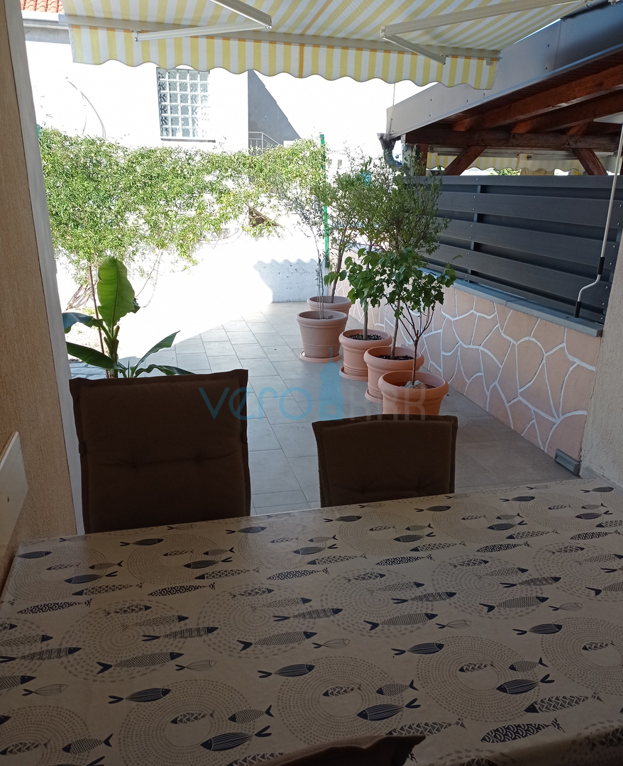 Crikvenica, Jadranovo, apartma 73 m2 v pritličju s pogledom na morje in velikim vrtom, prodamo