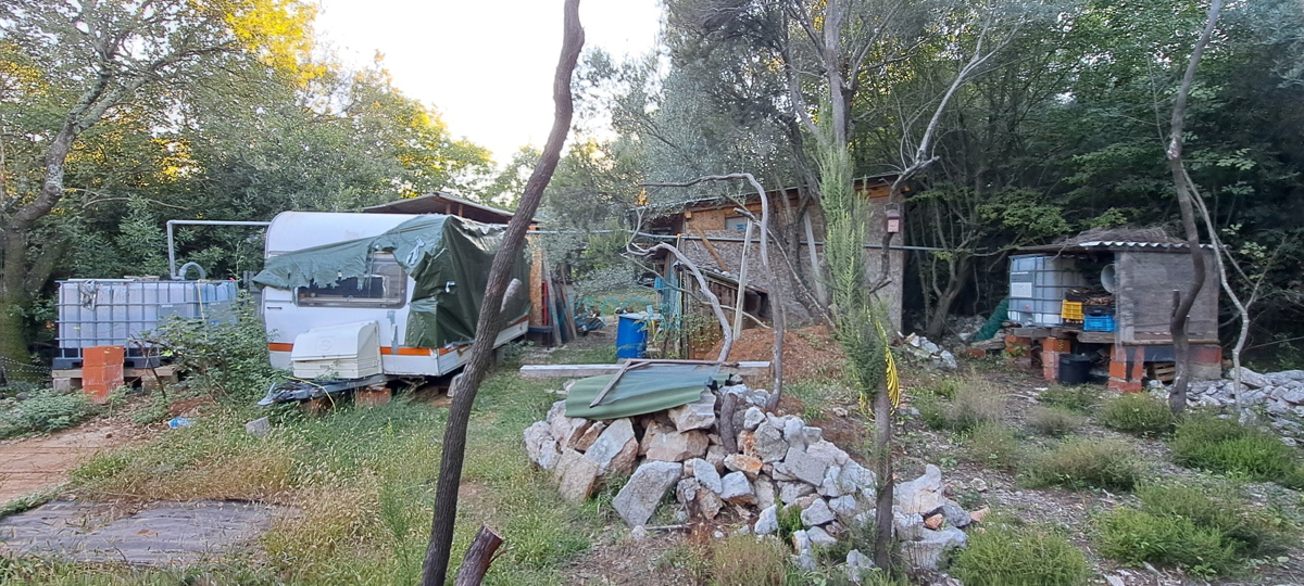 Otok Krk, Vrbnik, okolica, gradbeno zemljišče 885 m2 z gradbenim dovoljenjem, prodaja