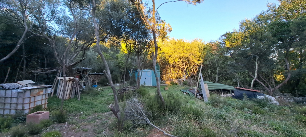 Otok Krk, Vrbnik, okolica, gradbeno zemljišče 885 m2 z gradbenim dovoljenjem, prodaja