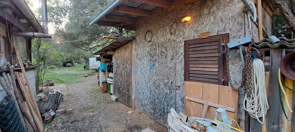 Otok Krk, Vrbnik, okolica, gradbeno zemljišče 885 m2 z gradbenim dovoljenjem, prodaja