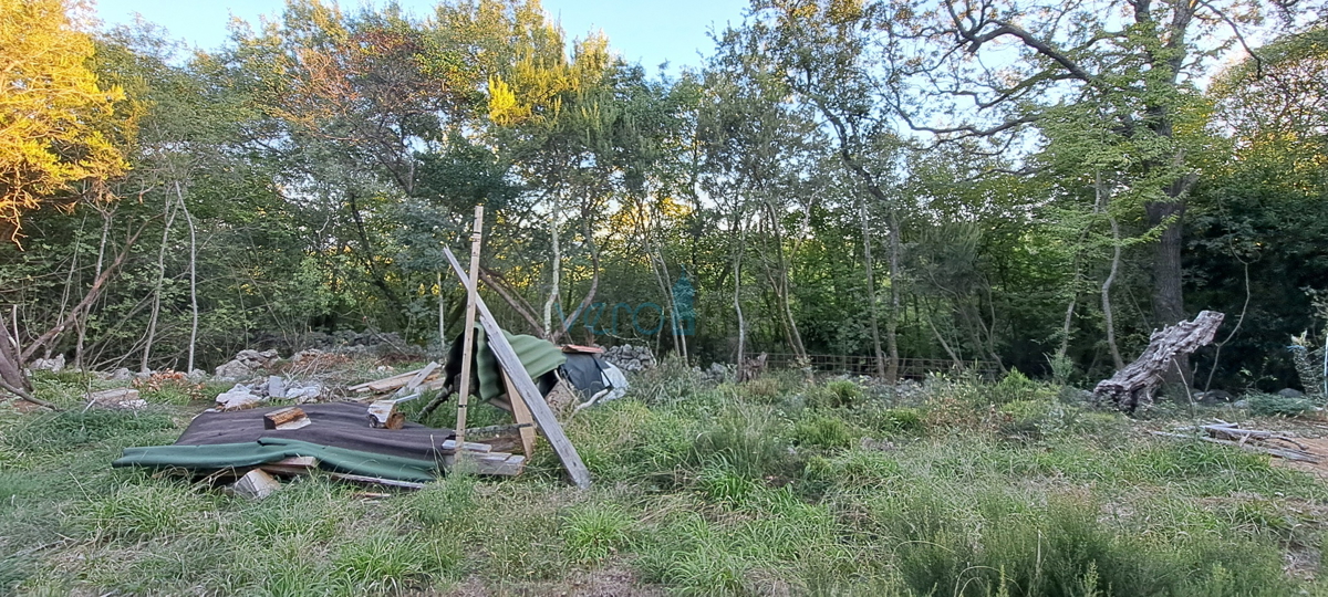Otok Krk, Vrbnik, okolica, gradbeno zemljišče 885 m2 z gradbenim dovoljenjem, prodaja