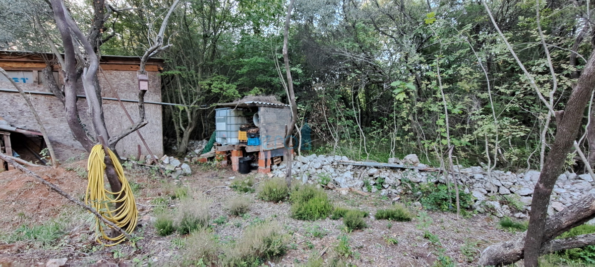 Otok Krk, Vrbnik, okolica, gradbeno zemljišče 885 m2 z gradbenim dovoljenjem, prodaja