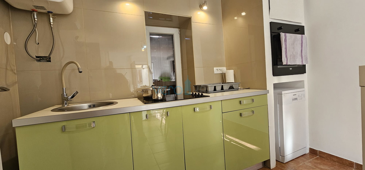 Krk, Punat, Prenovljen in urejen apartma 29 m2 v starem mestnem jedru v 1. nadstropju, prodamo
