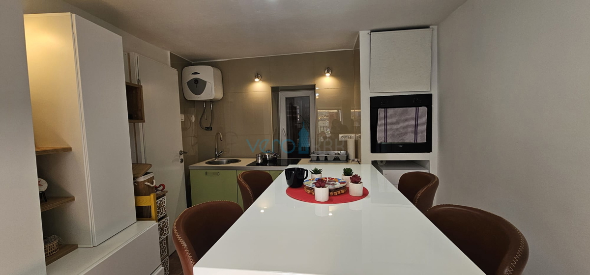 Krk, Punat, Prenovljen in urejen apartma 29 m2 v starem mestnem jedru v 1. nadstropju, prodamo