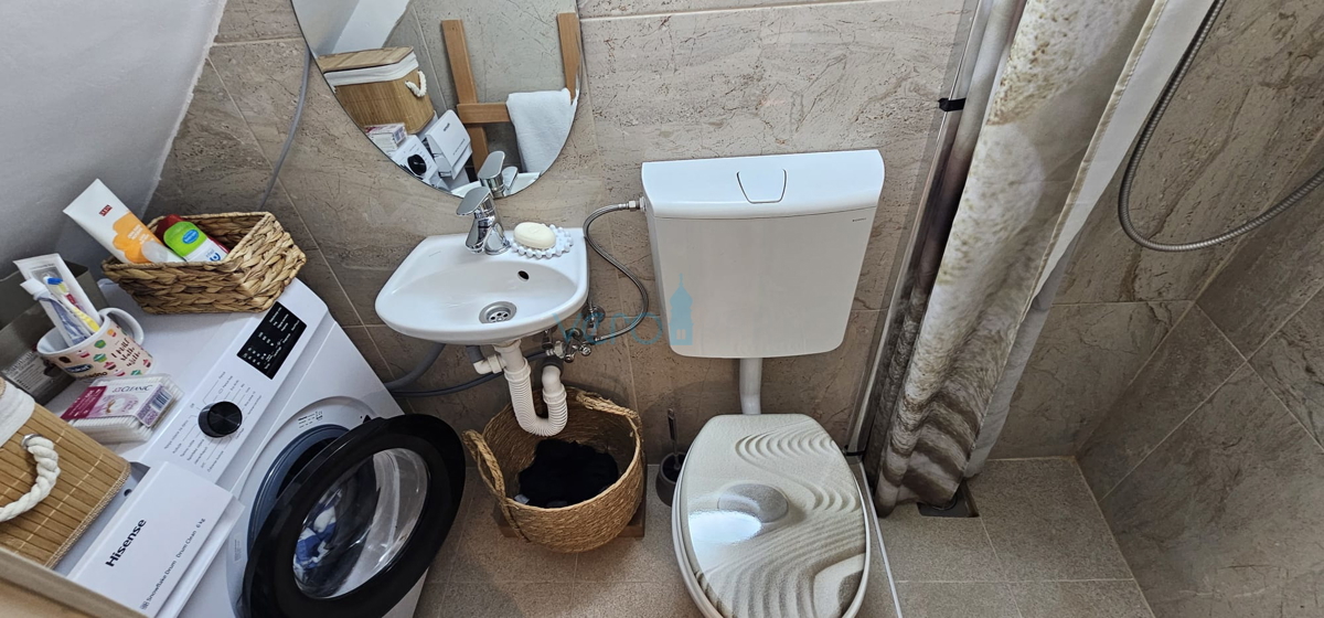 Krk, Punat, Prenovljen in urejen apartma 29 m2 v starem mestnem jedru v 1. nadstropju, prodamo