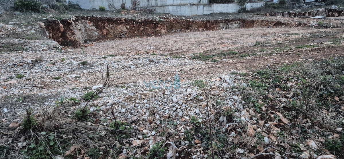 Otok Krk, uvala Soline, gradbeno zemljišče 605 m2 s pravnomočnim gradbenim dovoljenjem, prodaja