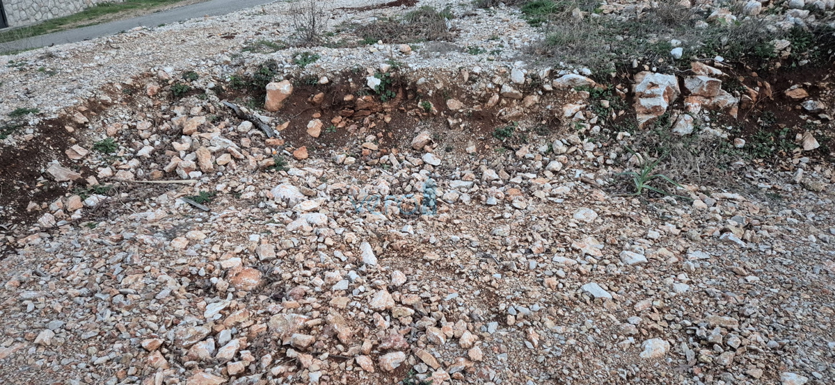 Otok Krk, uvala Soline, gradbeno zemljišče 605 m2 s pravnomočnim gradbenim dovoljenjem, prodaja