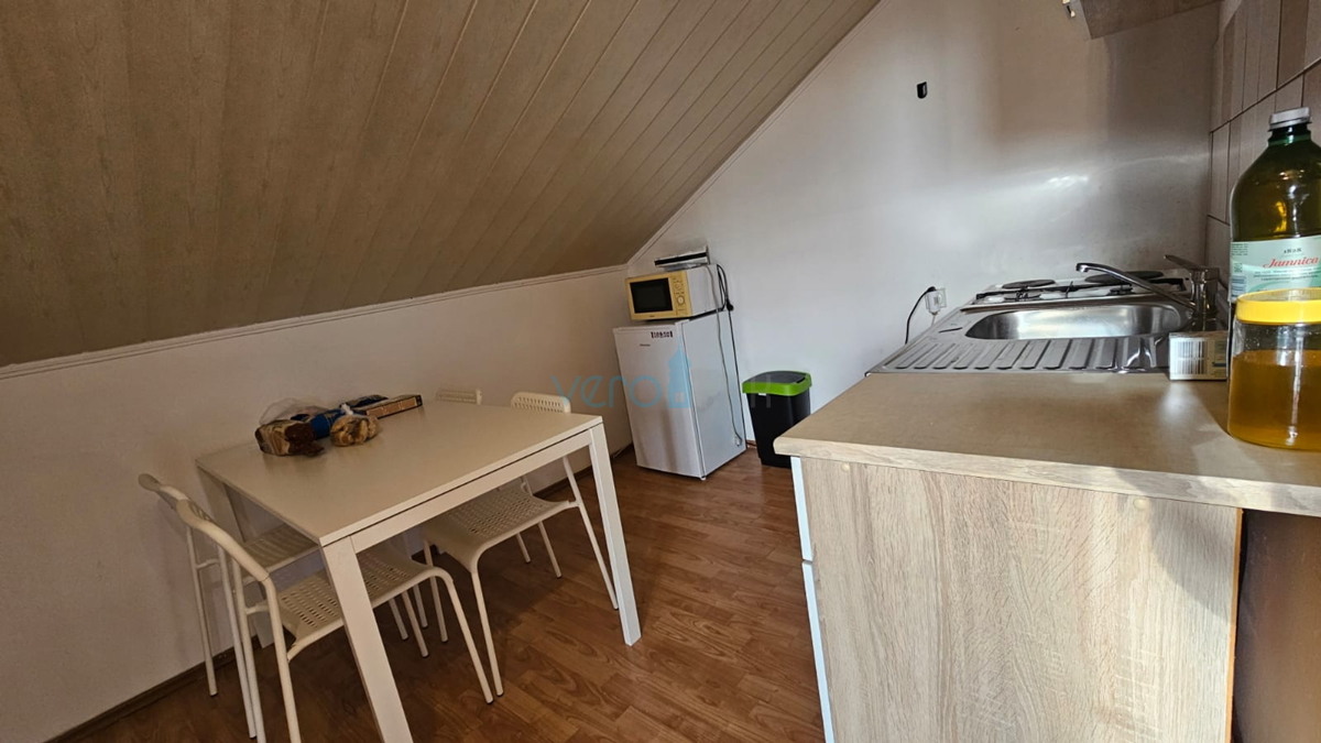 Dobrinj, Rasopasno, Dvojna hiša s 3 stanovanji in zemljiščem, prodaja