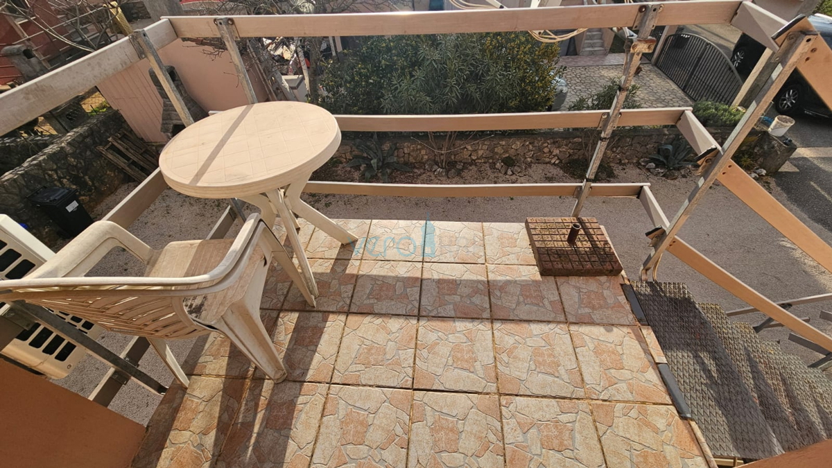 Dobrinj, Rasopasno, Dvojna hiša s 3 stanovanji in zemljiščem, prodaja