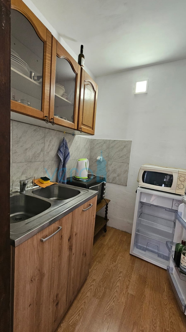 Dobrinj, Rasopasno, Dvojna hiša s 3 stanovanji in zemljiščem, prodaja