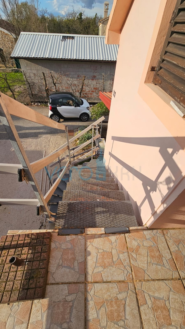 Dobrinj, Rasopasno, Dvojna hiša s 3 stanovanji in zemljiščem, prodaja