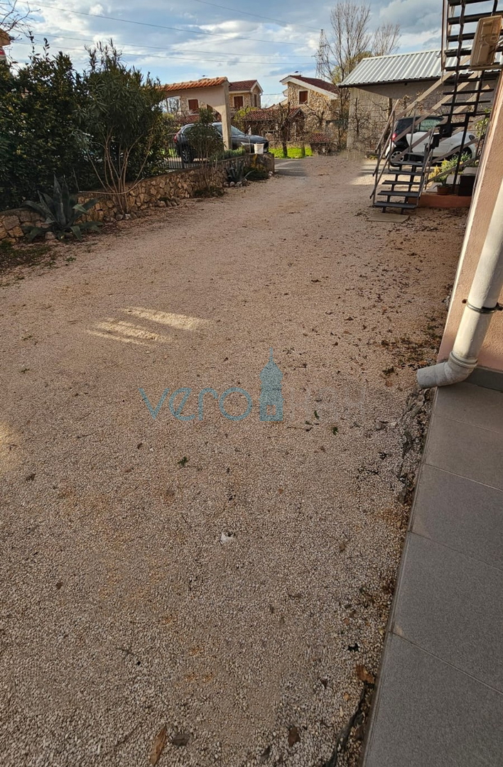 Dobrinj, Rasopasno, Dvojna hiša s 3 stanovanji in zemljiščem, prodaja