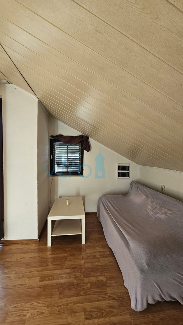 Dobrinj, Rasopasno, Dvojna hiša s 3 stanovanji in zemljiščem, prodaja