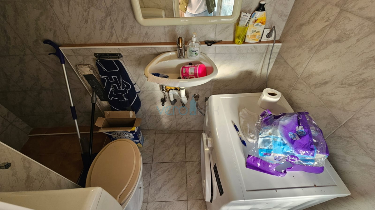 Dobrinj, Rasopasno, Dvojna hiša s 3 stanovanji in zemljiščem, prodaja