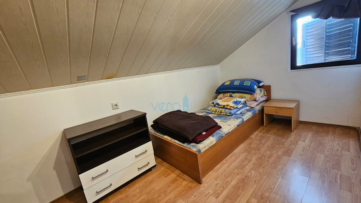 Dobrinj, Rasopasno, Dvojna hiša s 3 stanovanji in zemljiščem, prodaja