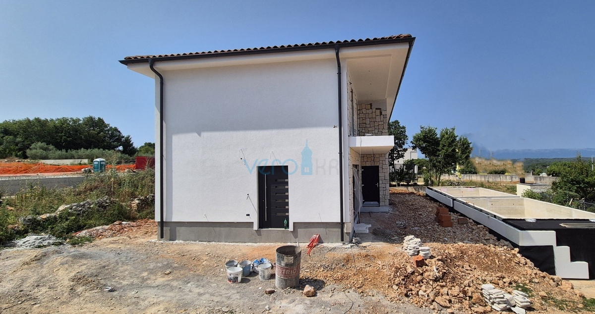 Malinska, otok Krk, dvojna hiša, bazen, novogradnja, vrt, razgled