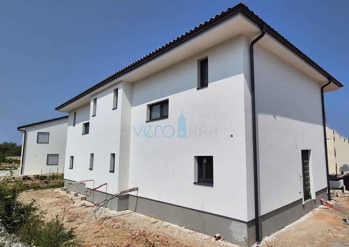 Malinska, otok Krk, dvojna hiša, bazen, novogradnja, vrt, razgled