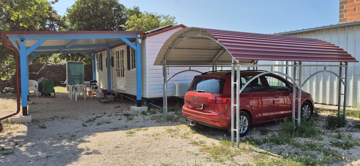 Omišalj, otok Krk, kmetijsko zemljišče 404 m2 z mobilno hišico, prodaja