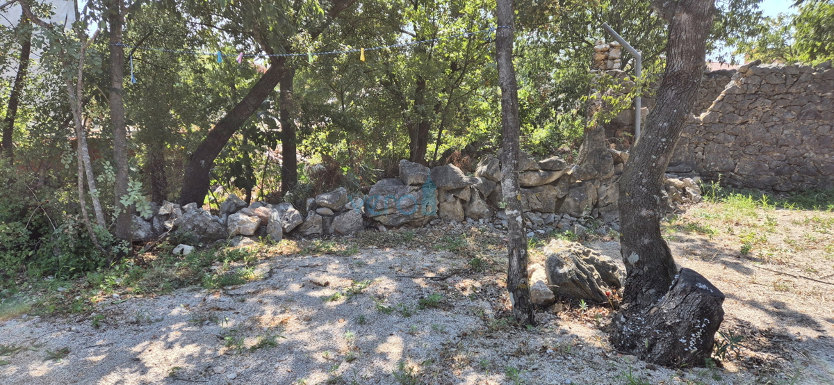 Omišalj, otok Krk, kmetijsko zemljišče 404 m2 z mobilno hišico, prodaja