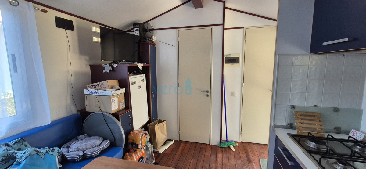 Omišalj, otok Krk, kmetijsko zemljišče 404 m2 z mobilno hišico, prodaja
