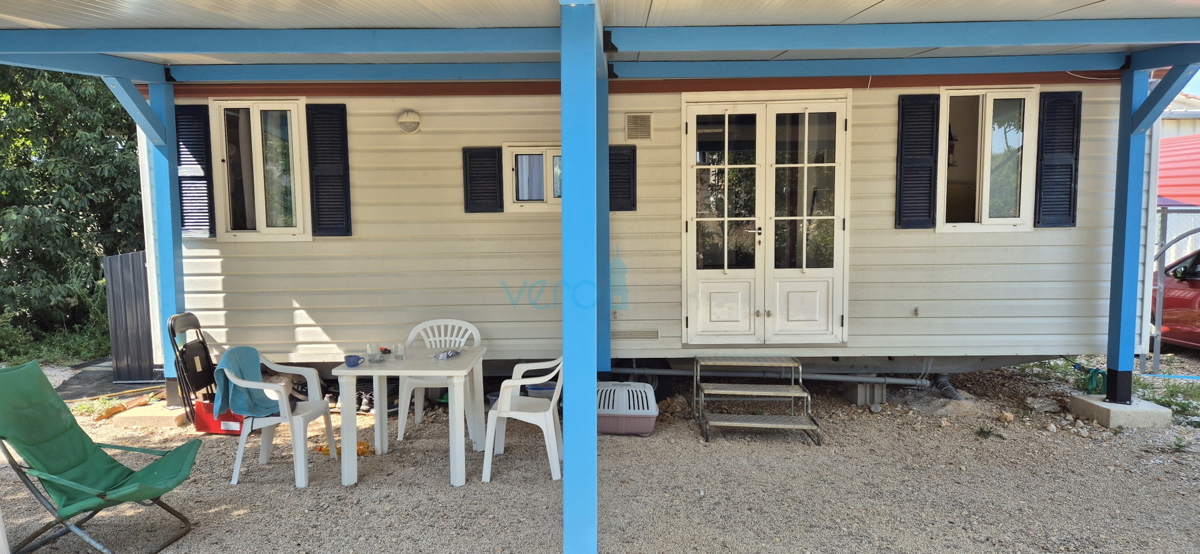 Omišalj, otok Krk, kmetijsko zemljišče 404 m2 z mobilno hišico, prodaja