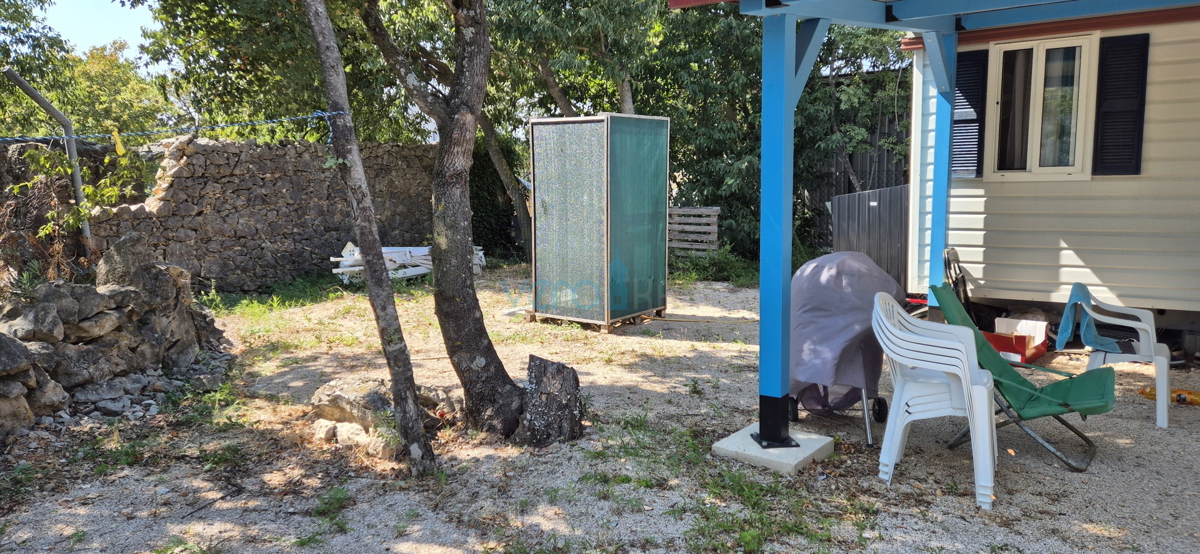 Omišalj, otok Krk, kmetijsko zemljišče 404 m2 z mobilno hišico, prodaja