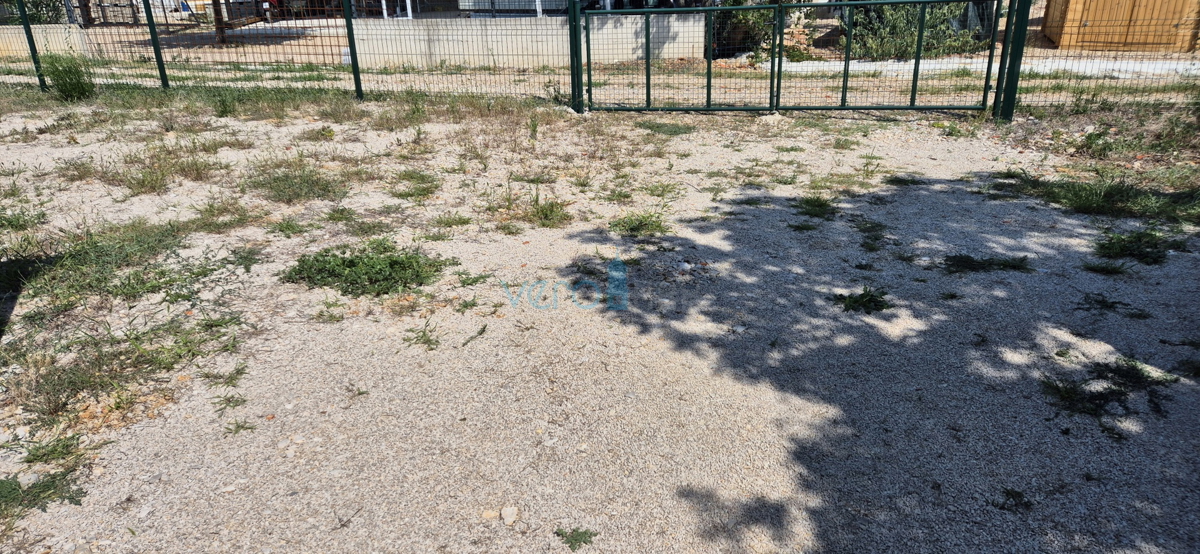 Omišalj, otok Krk, kmetijsko zemljišče 404 m2 z mobilno hišico, prodaja
