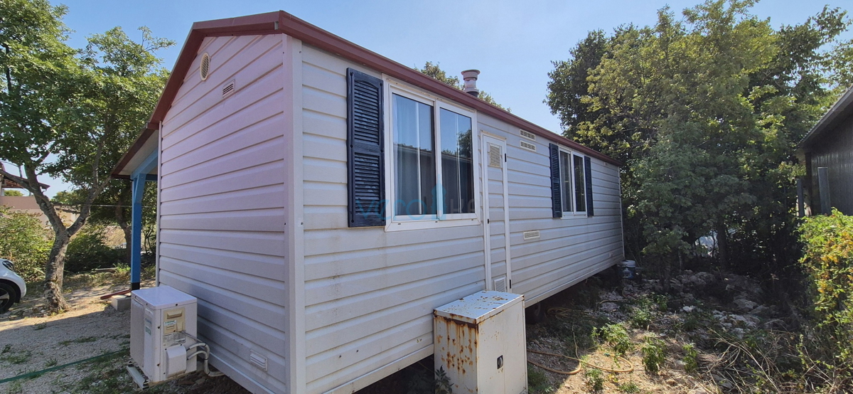 Omišalj, otok Krk, kmetijsko zemljišče 404 m2 z mobilno hišico, prodaja