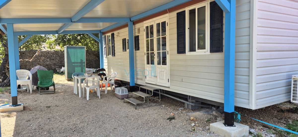 Omišalj, otok Krk, kmetijsko zemljišče 404 m2 z mobilno hišico, prodaja