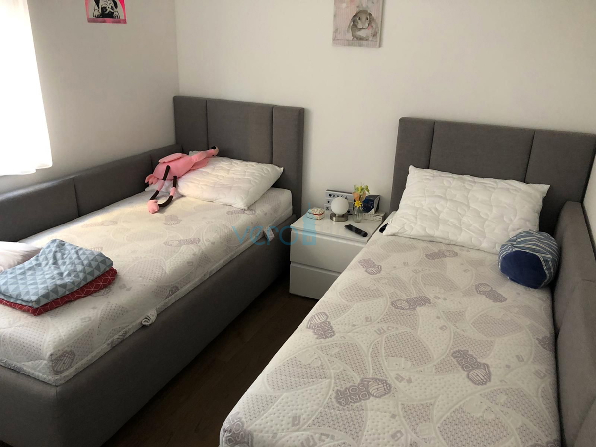 Otok Murter, Betina, sodobno dvosobno stanovanje v pritličju, prvi vrsti, garaža, bazen, prodaja