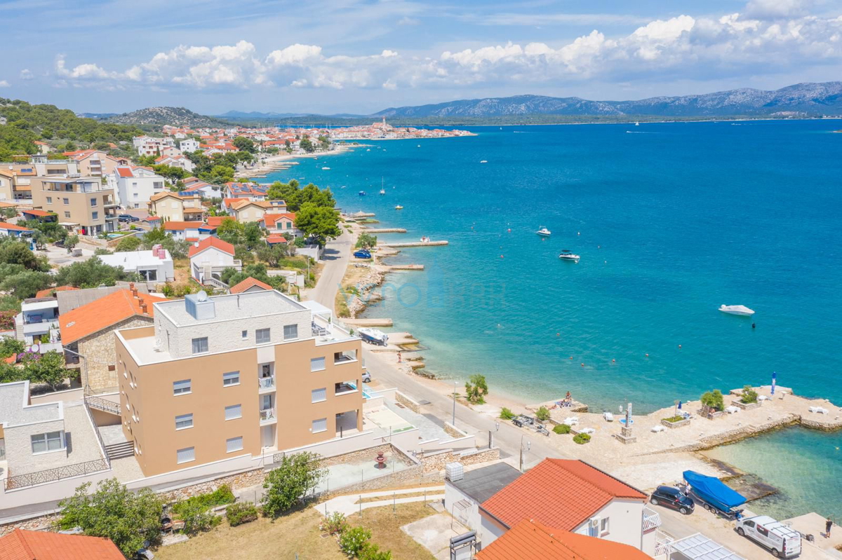 Otok Murter, Betina, sodobno dvosobno stanovanje v pritličju, prvi vrsti, garaža, bazen, prodaja