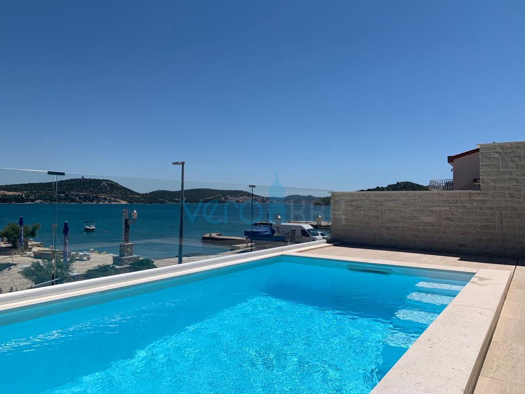 Otok Murter, Betina, sodobno dvosobno stanovanje v pritličju, prvi vrsti, garaža, bazen, prodaja