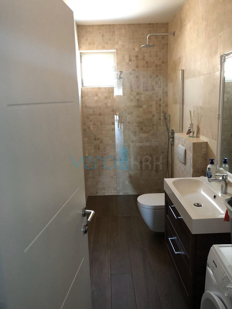 Otok Murter, Betina, sodobno dvosobno stanovanje v pritličju, prvi vrsti, garaža, bazen, prodaja