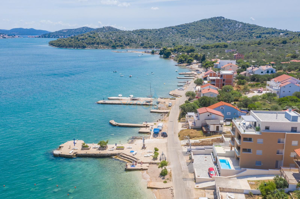 Otok Murter, Betina, sodobno dvosobno stanovanje v pritličju, prvi vrsti, garaža, bazen, prodaja