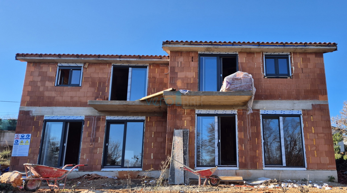 Otok Krk, zaliv Soline, novogradnja, dvojna hiša 130 m2 s bazenom, razgled, prodaja