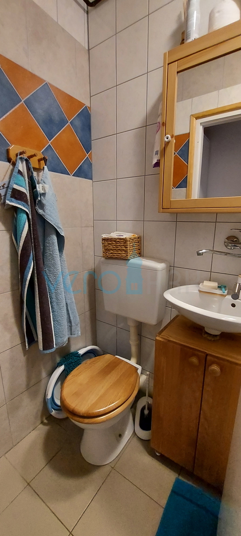 Malinska, okolica, stan 28 m2 v pritličju z nadkritim balkonom in pogledom na morje
