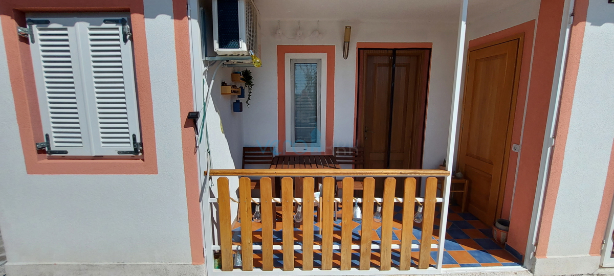 Malinska, okolica, stan 28 m2 v pritličju z nadkritim balkonom in pogledom na morje