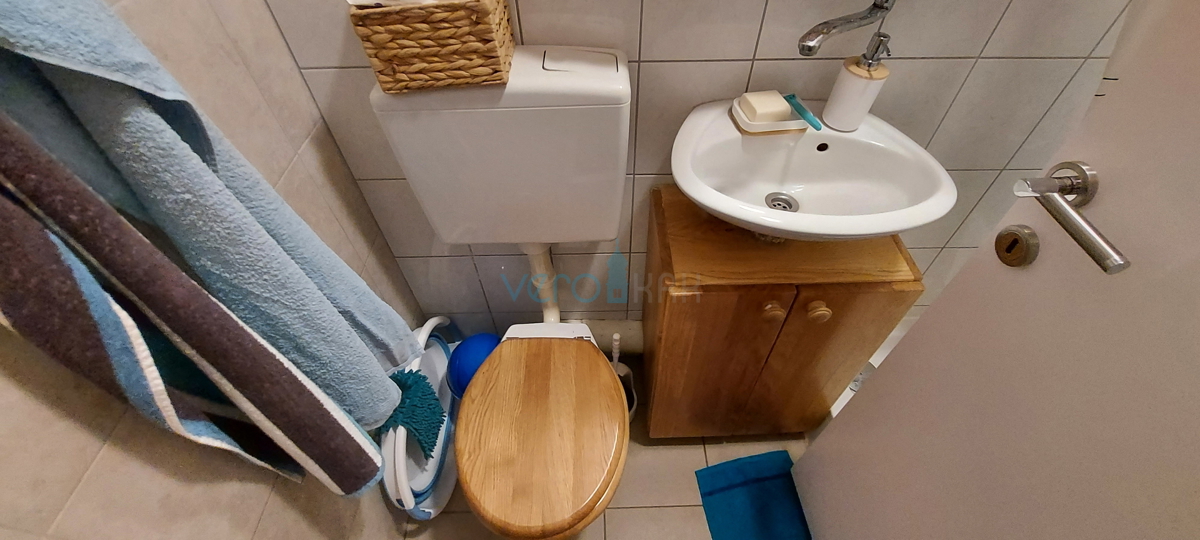 Malinska, okolica, stan 28 m2 v pritličju z nadkritim balkonom in pogledom na morje