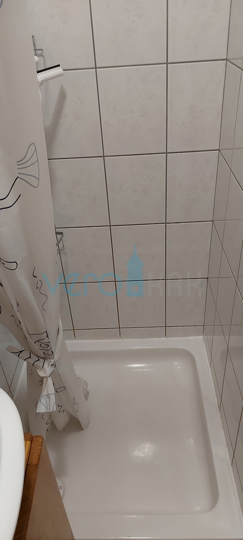 Malinska, okolica, stan 28 m2 v pritličju z nadkritim balkonom in pogledom na morje
