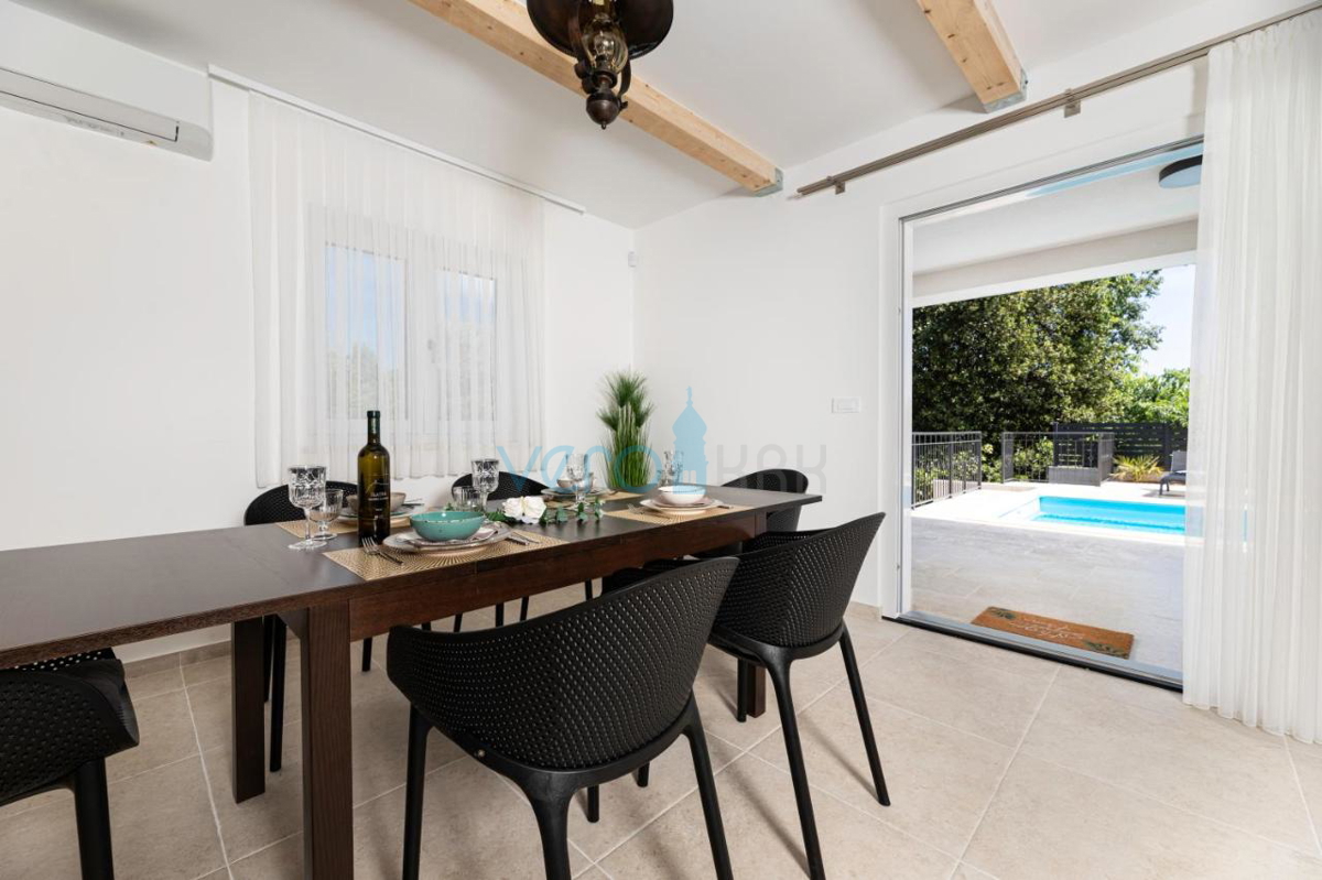 Mesto Krk, mediteranska vila z bazenom na odlični lokaciji, prodamo