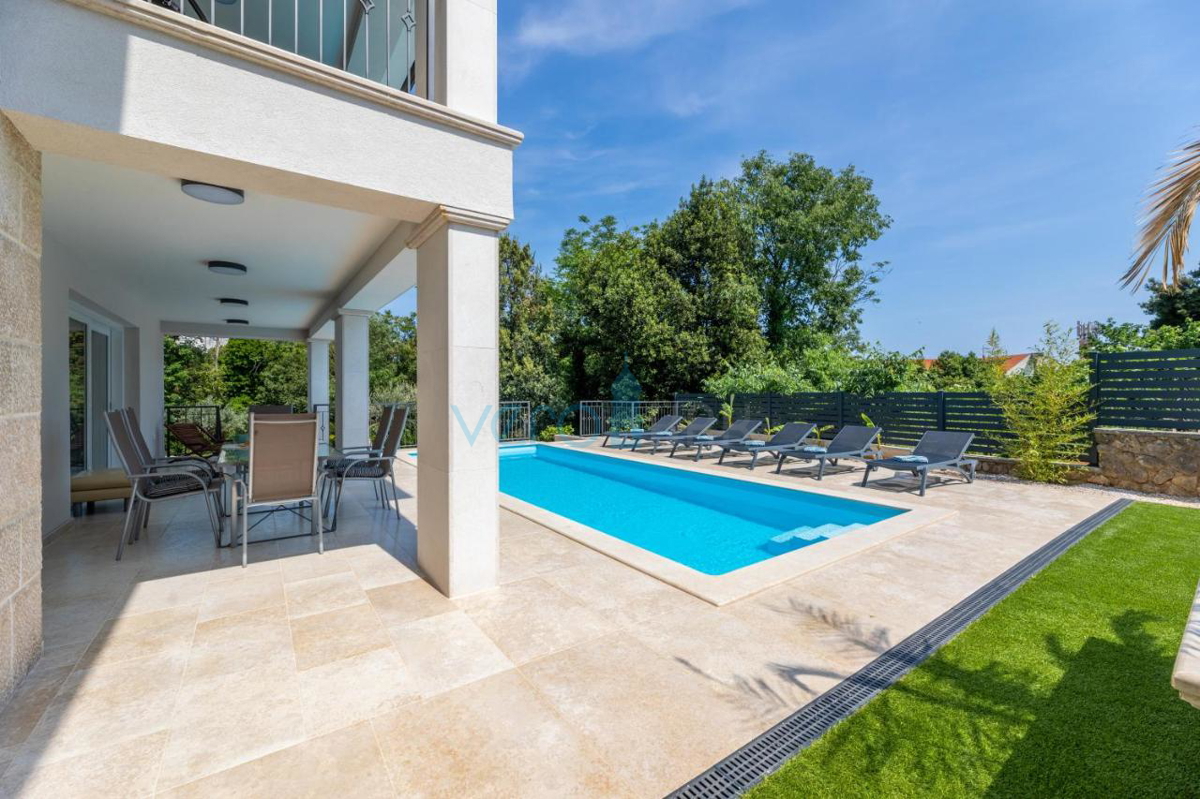 Mesto Krk, mediteranska vila z bazenom na odlični lokaciji, prodamo