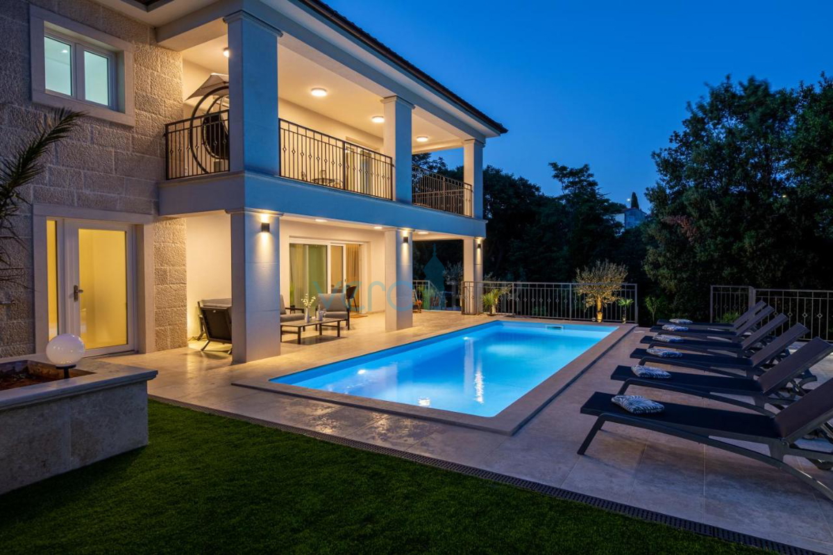 Mesto Krk, mediteranska vila z bazenom na odlični lokaciji, prodamo