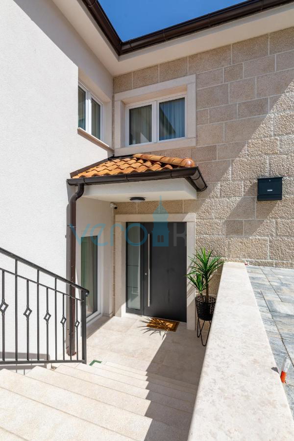Mesto Krk, mediteranska vila z bazenom na odlični lokaciji, prodamo