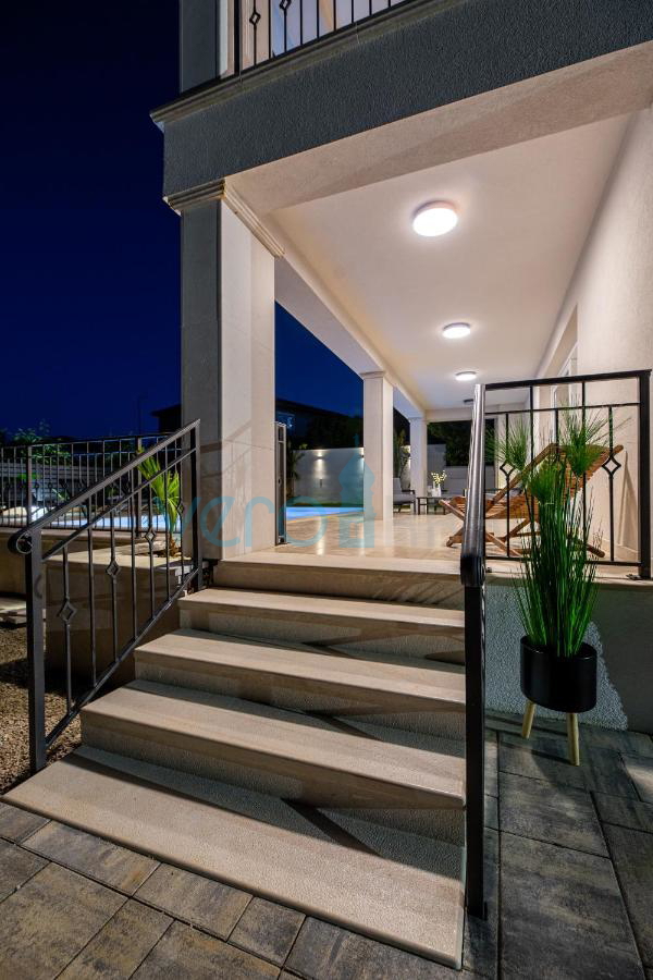 Mesto Krk, mediteranska vila z bazenom na odlični lokaciji, prodamo
