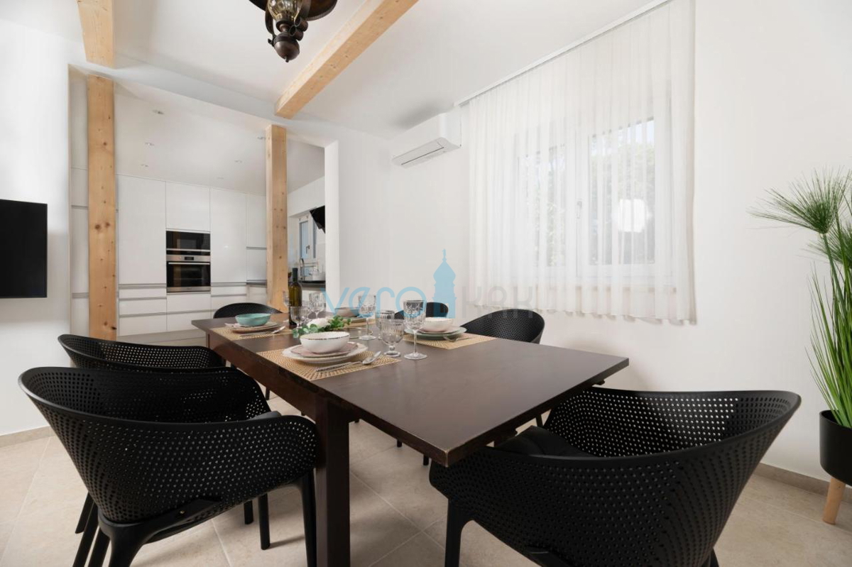 Mesto Krk, mediteranska vila z bazenom na odlični lokaciji, prodamo
