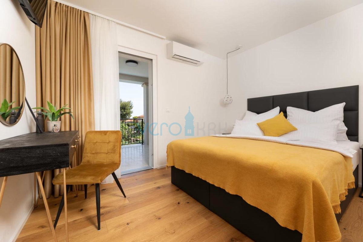 Mesto Krk, mediteranska vila z bazenom na odlični lokaciji, prodamo