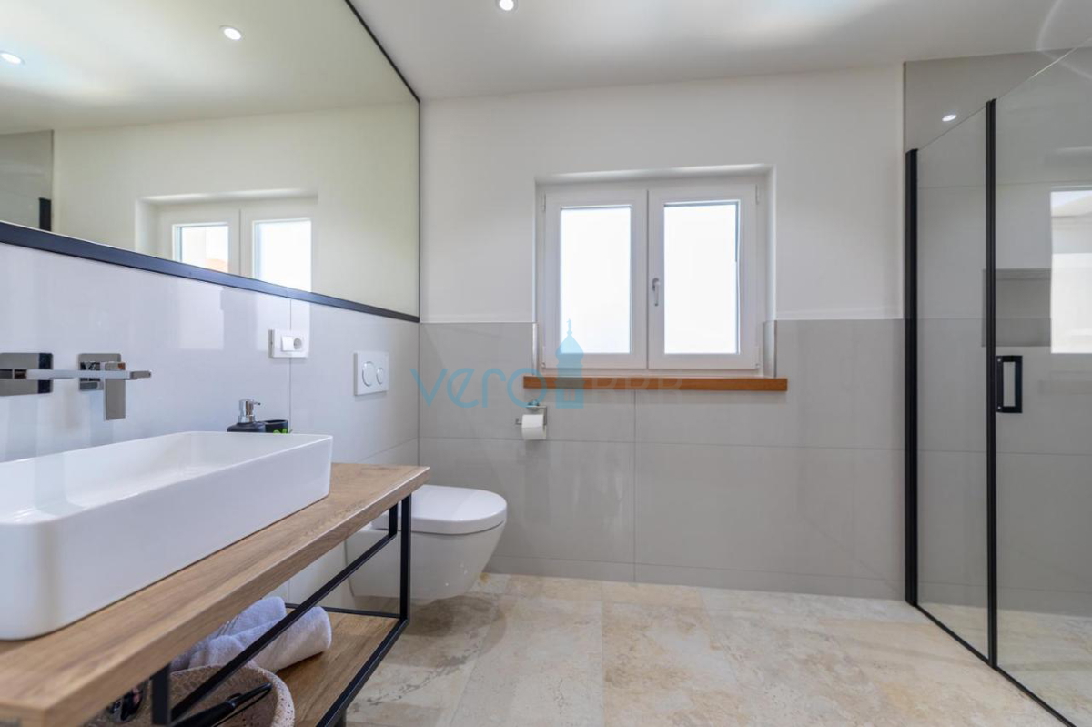 Mesto Krk, mediteranska vila z bazenom na odlični lokaciji, prodamo